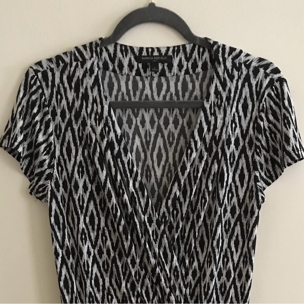 Banana Republic Factory black/white faux wrap dress. Size Small